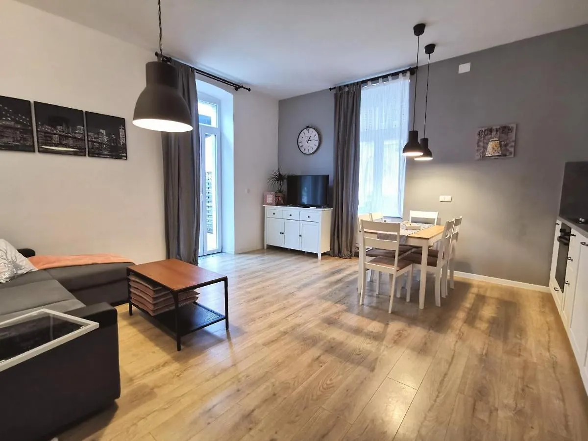 City Park Apartments 普拉
