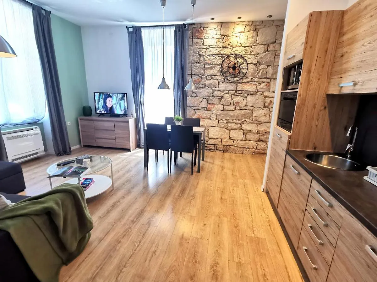 City Park Apartments 普拉
